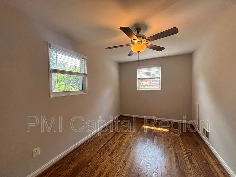4706 Red Fox Rd — Photo 11