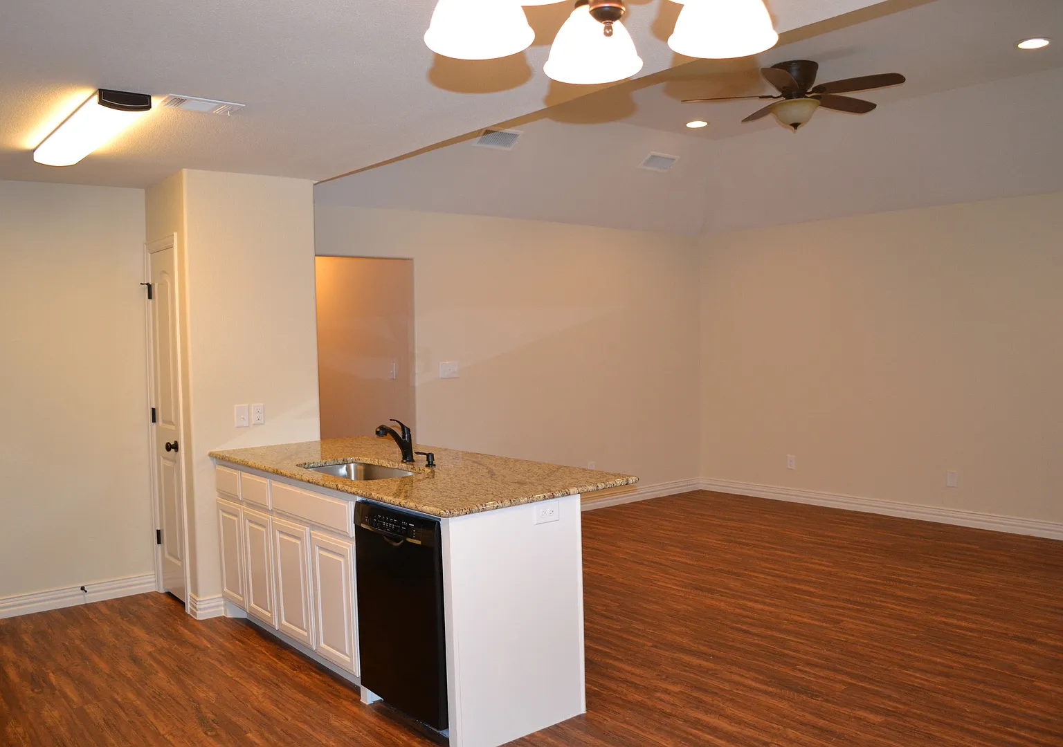House for Lease in Denison — Photo 2