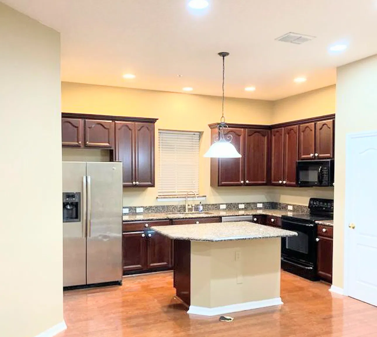 3 bed, 1447 sqft, $3,300 — Photo 3
