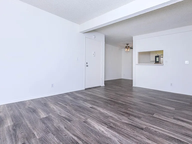 Country Hills Apartment Homes — Photo 21