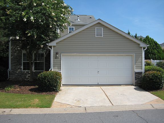 3rd image of 605 W Oaks Dr