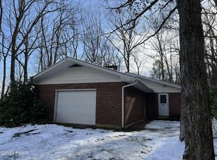 120 Waterview Dr, Hawley, PA 18428