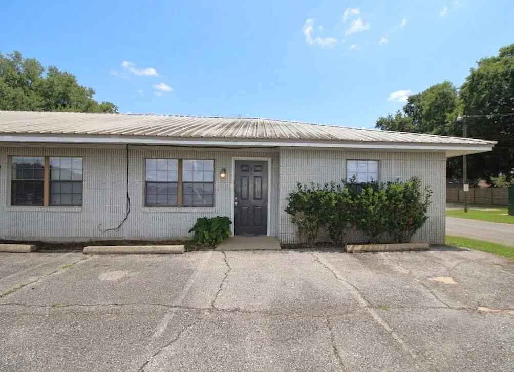 2 bed, 1.0 bath, 925 sqft, $1,250 — Photo 1