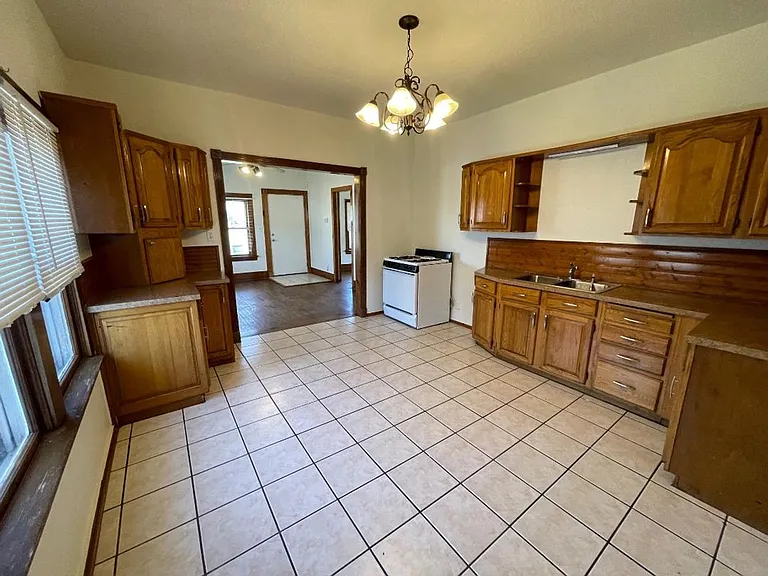 430 E Symmes St — Photo 5