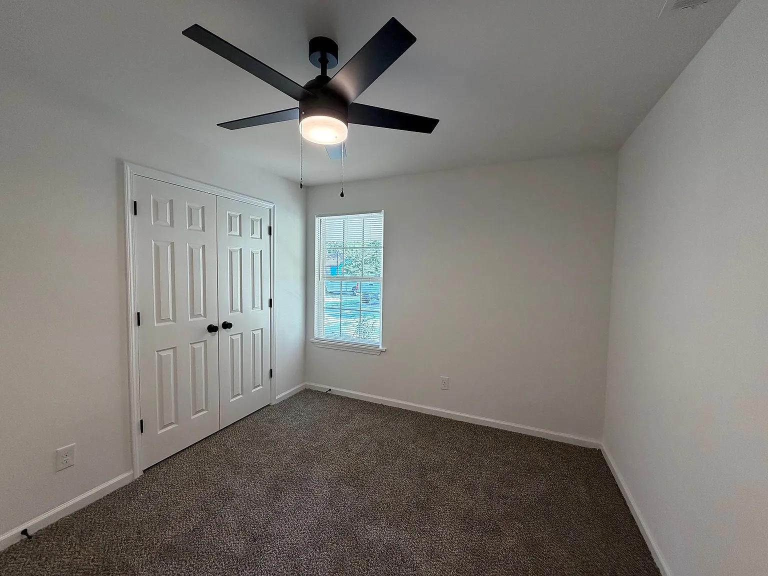 2821 Woodlawn Terrace — Photo 2