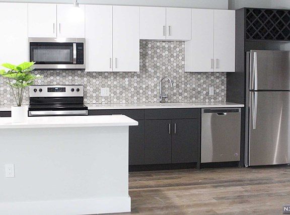 2nd image of 270 Orange St #523