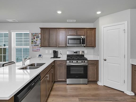 5th image of 620 Rothenburg Rd