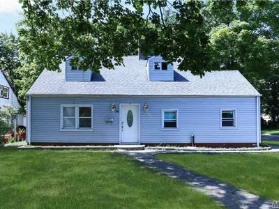 22 Holly Ln, Westbury, NY, 11590