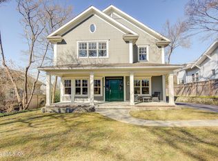 13 Chapel Ln, Riverside, CT 06878