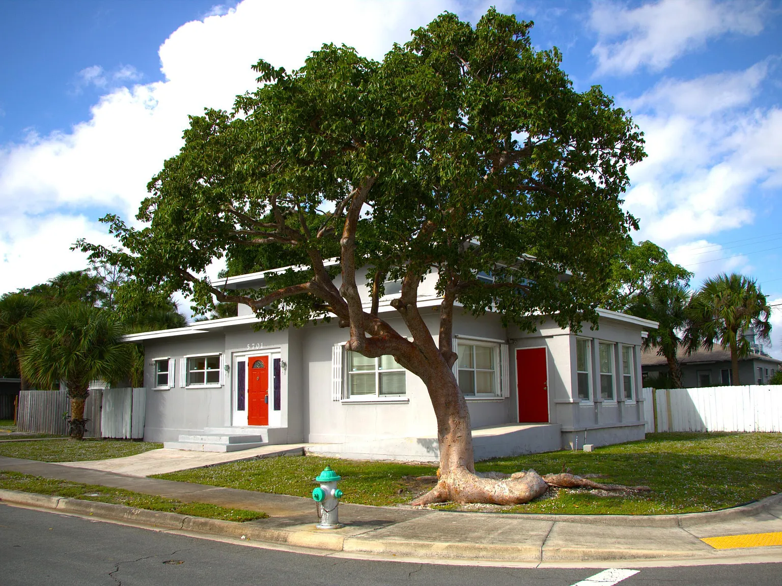 5 bed, 2.0 bath, 2572 sqft, $5,950 — Photo 3