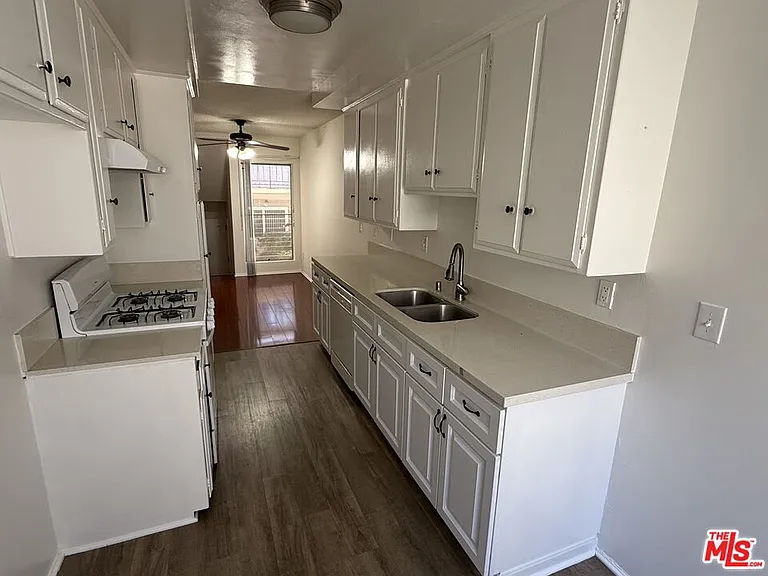 18444 Collins St #4 — Photo 7