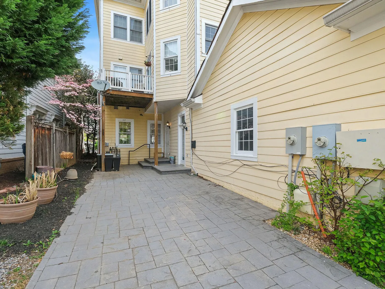 3 bed, 3.5 bath, 2600 sqft, $3,750 — Photo 3