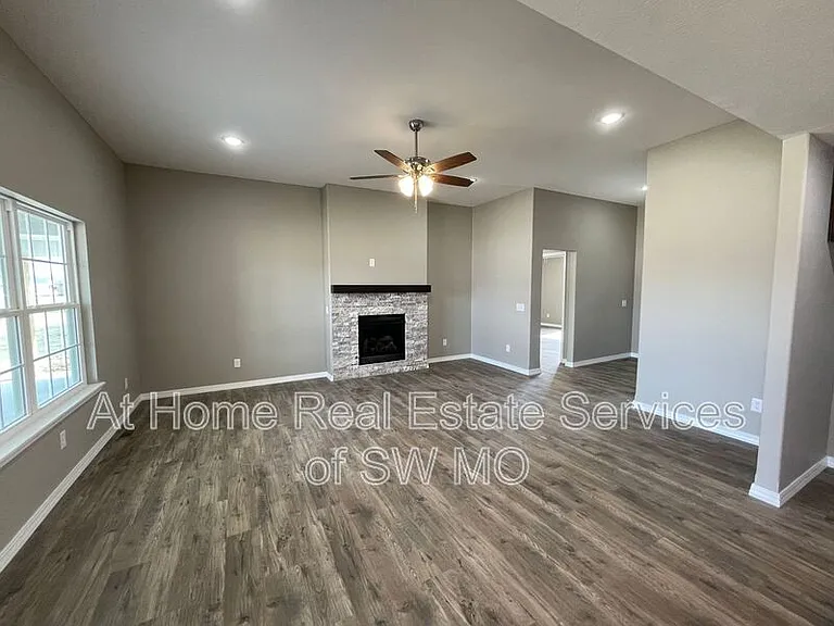 327 Forest Hollow St — Photo 7