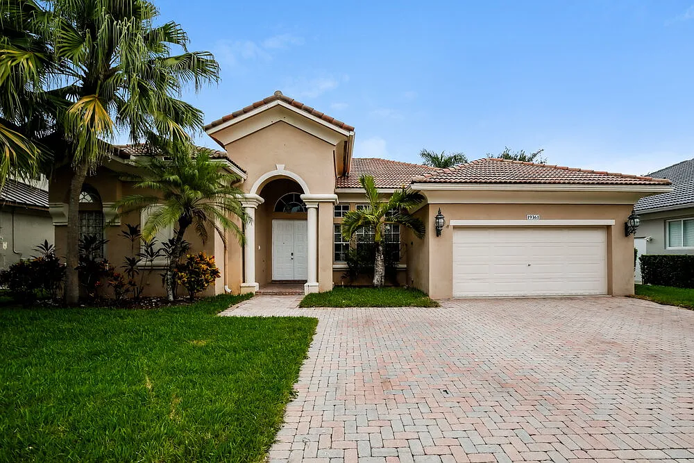 5 bed, 3.0 bath, 3134 sqft, $5,590 — Photo 1