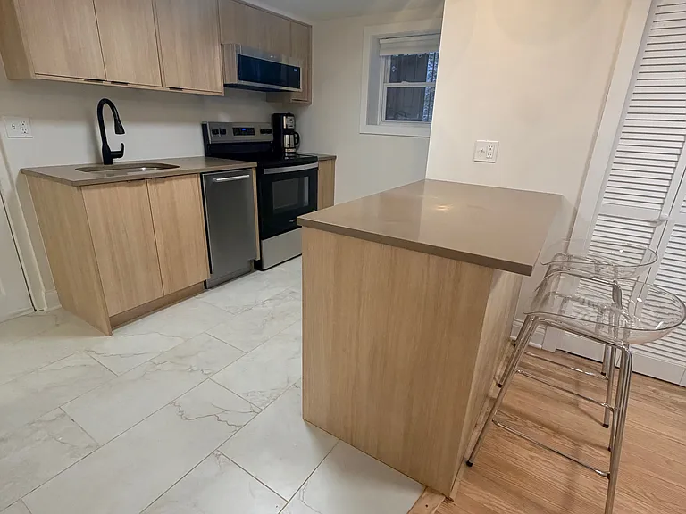 1624 N Oakley Ave — Photo 6