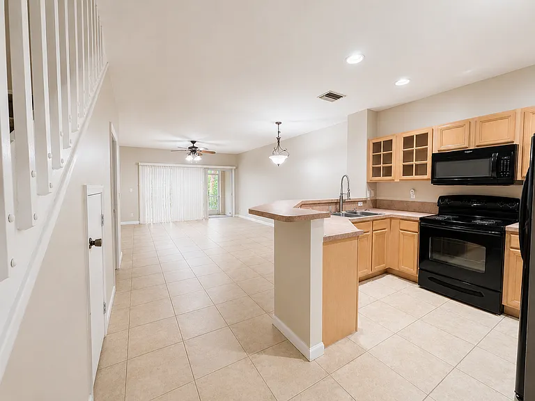 4715 Palmbrooke Cir — Photo 4