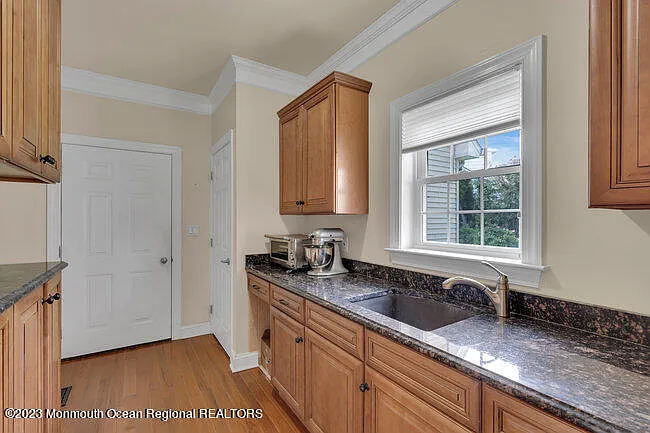 42 Pitney Ave — Photo 12