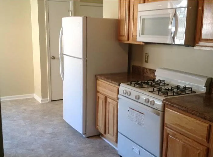 3 bed, 1462 sqft, $1,900 — Photo 2