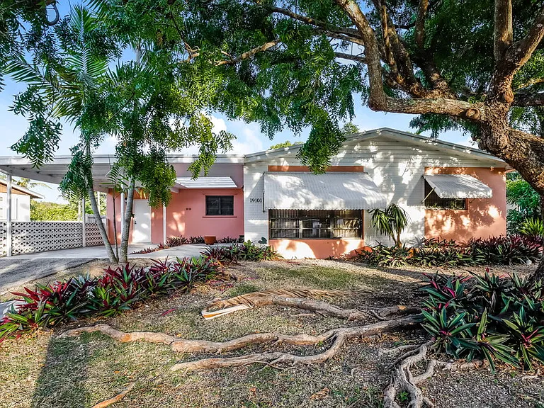 19101 SW 89th Ct — Photo 1