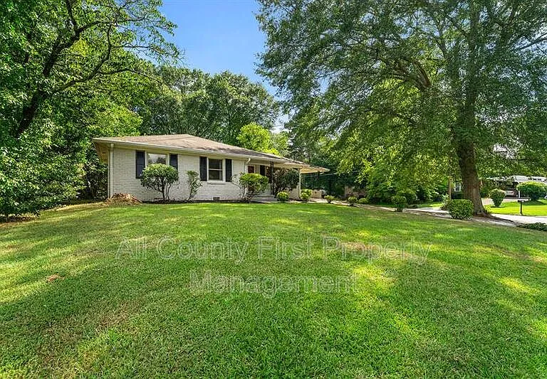 2461 Fontaine Cir — Photo 2