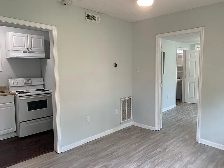 653 E 33rd St #DOWNSTAIRS — Photo 4