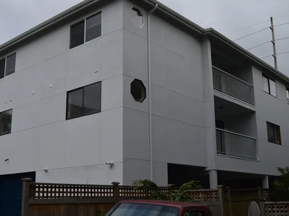 929 N 105th St APT C, Seattle, WA 98133