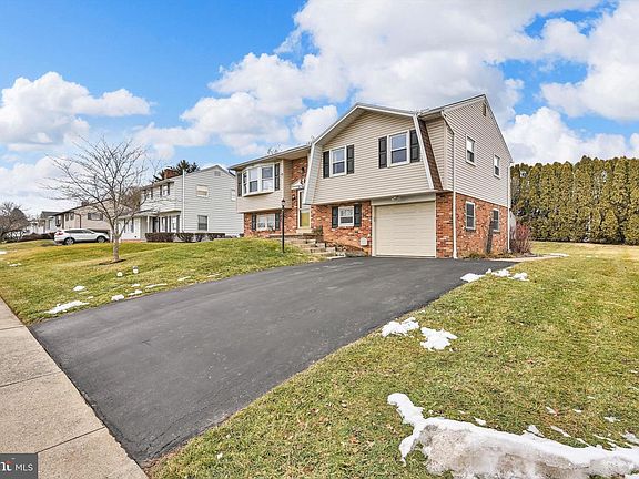 3rd image of 429 Candlewyck Rd