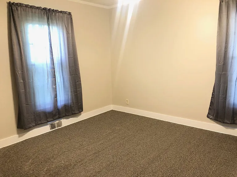 803 W Wood Street — Photo 6