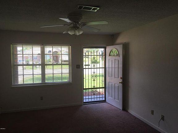 3rd image of 12613 Cambridge Blvd