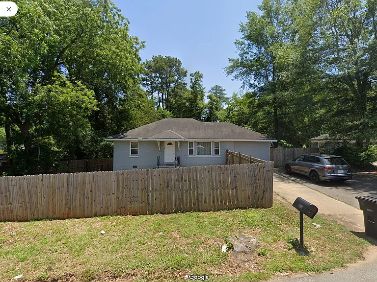 1490 Cloverdale Dr SE — Photo 3