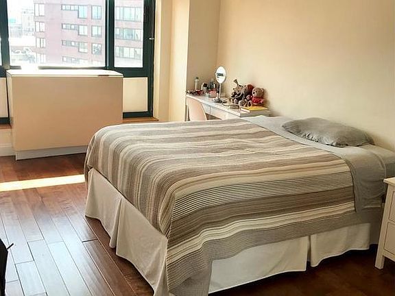 4th image of 1 Irving Pl APT U20e