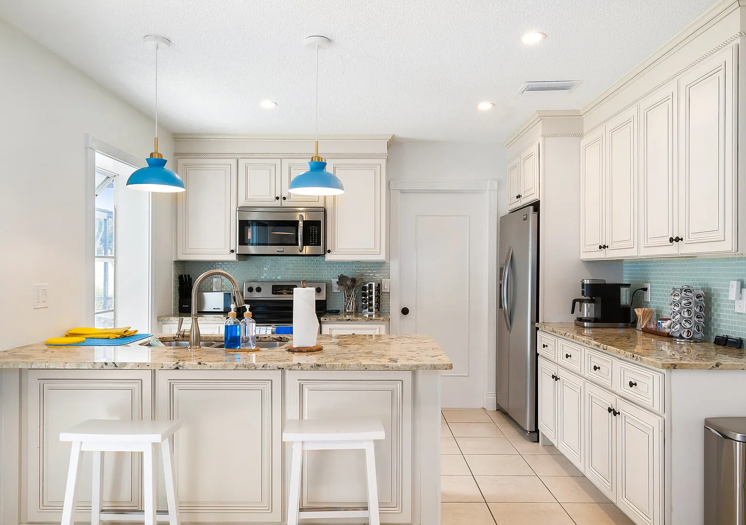 Stylish 3-Bedroom Home with Private Pool and Beautiful Design — Photo 2