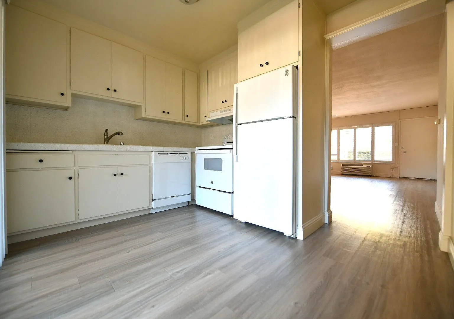 1p717 - Shutters Apartments — Photo 4