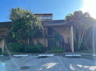 204 Lakeview Dr E, Royal Palm Beach, FL 33411