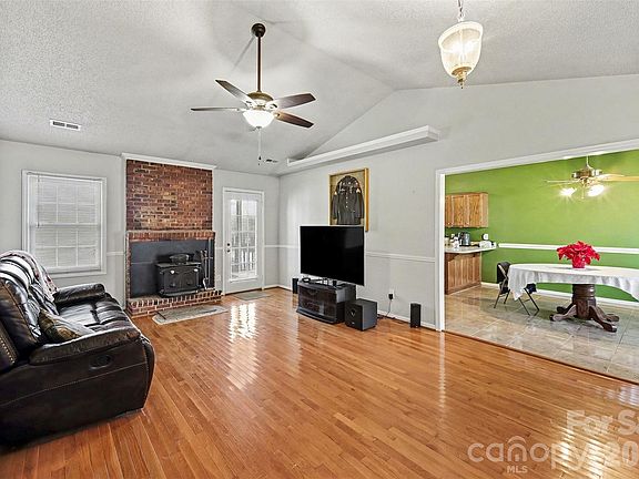 3rd image of 3206 Basilwood Cir