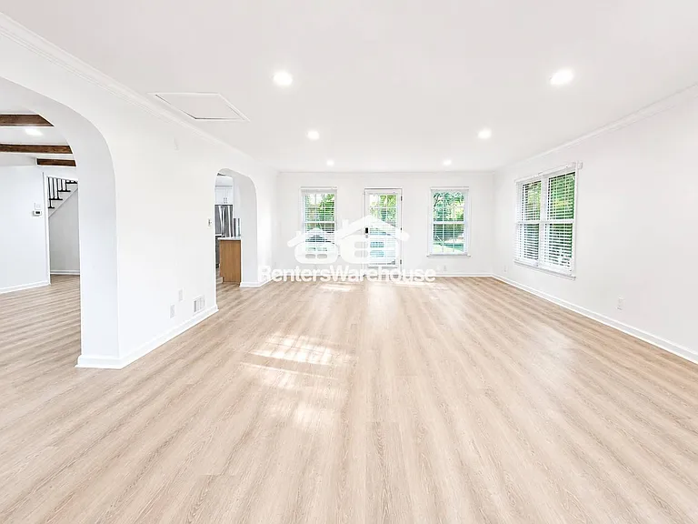 338 Travis St — Photo 11