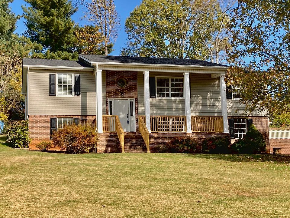 1st image of 906 Oxford Hills Dr