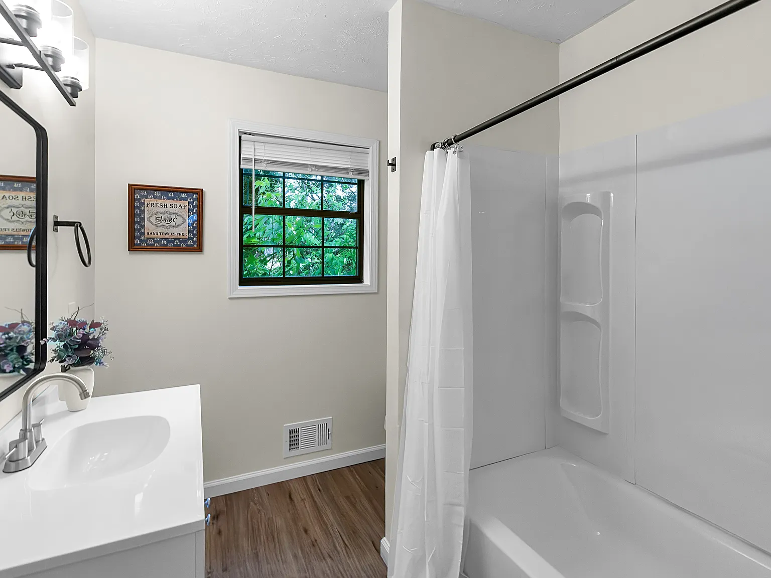 8 bed, 2526 sqft, $772 — Photo 2