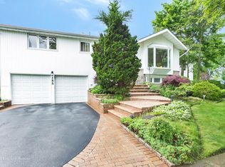 155 Parkway Dr, Plainview, NY 11803