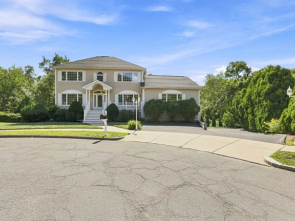 2nd image of 9 Sullivan Cir