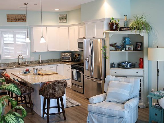 3rd image of 33 Ocean Boulevard #10