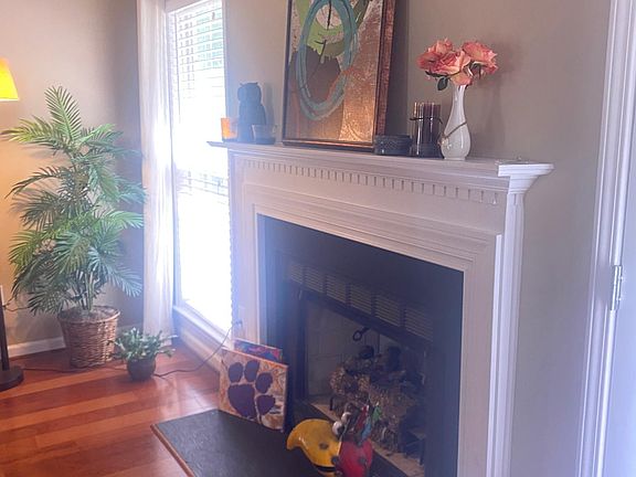 5th image of 308 N Autumn Crest Pl