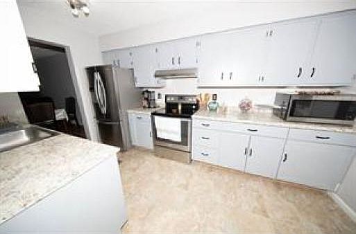 3rd image of 24 Steeplechase Ct