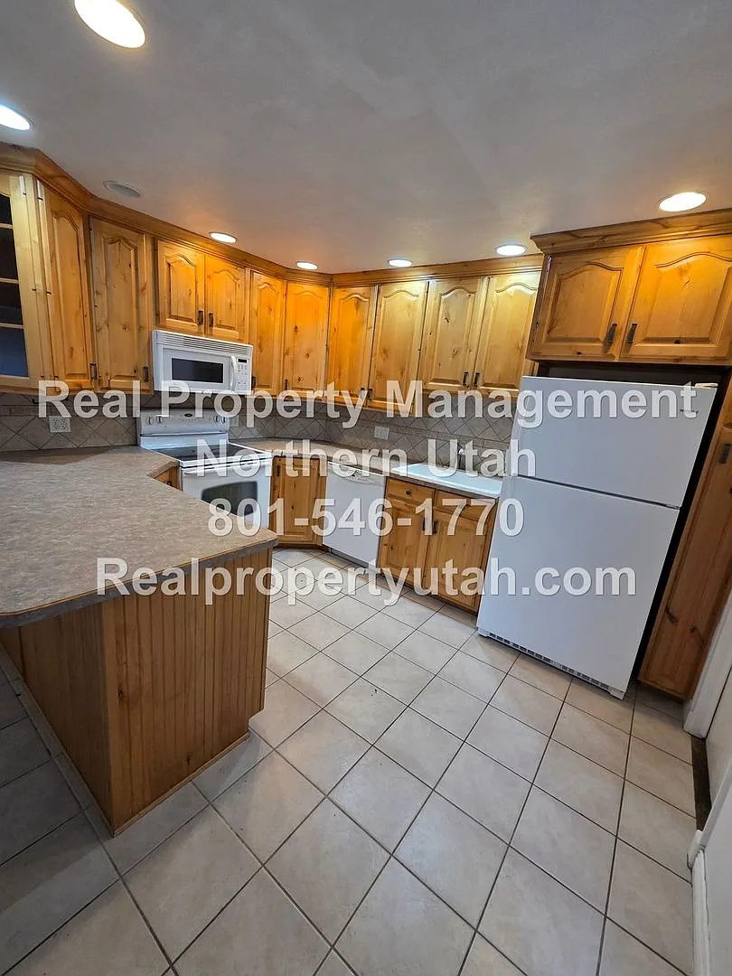 2 Bedroom 1 Bath Unit Available in Ogden! — Photo 2