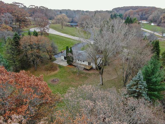 3rd image of N11W27766 White Oak Ct