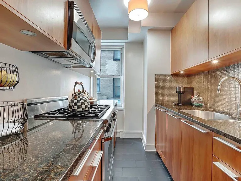 170 E 77th St #2B — Photo 6