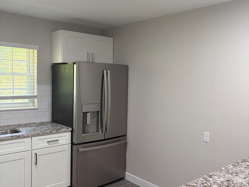ENTRY INTO KITCHEN LOOKING RIGHT