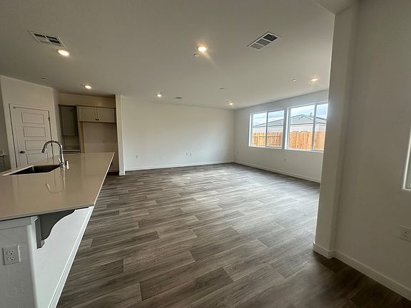 5th image of 1094 W Pioneer Dr