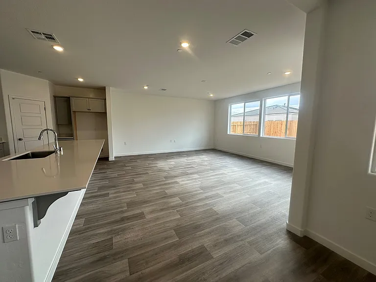 1094 W Pioneer Dr — Photo 5