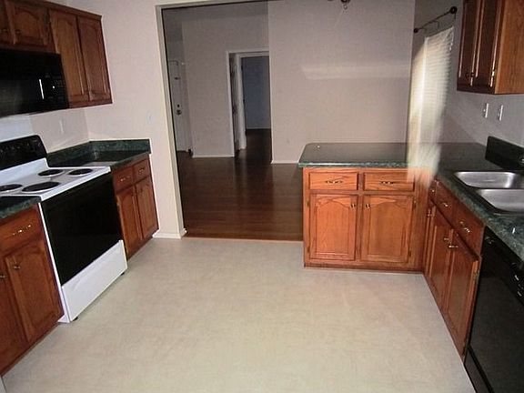 5th image of 912 Charlotte Ln